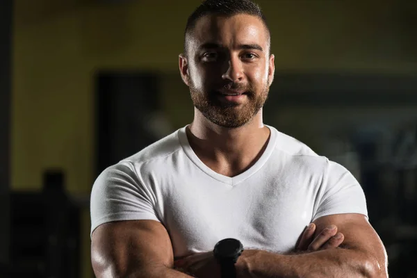 Porträt eines Fitness-Manns im weißen Hemd — Stockfoto