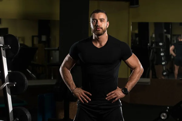 Retrato de um homem muscular em camisa preta — Fotografia de Stock