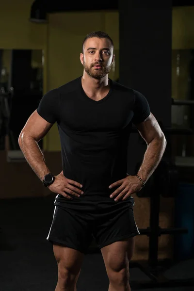 Siyah T-shirt bir Fitness adam portresi — Stok fotoğraf