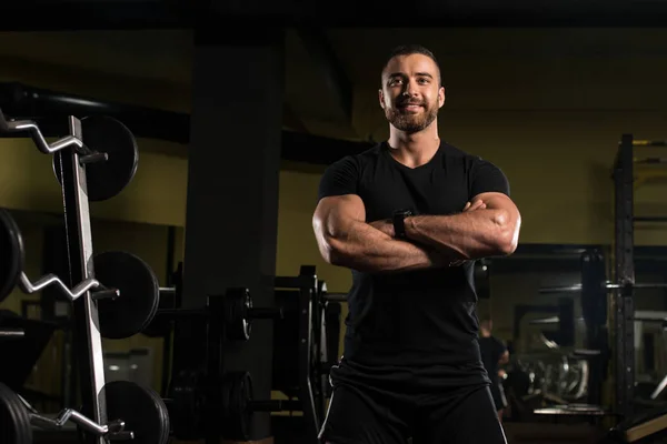Porträt eines muskulösen Mannes im schwarzen Hemd — Stockfoto