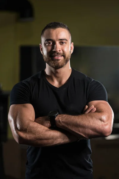 Porträt eines Fitness-Manns im schwarzen T-Shirt — Stockfoto