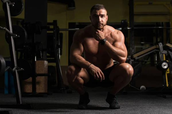 Hombre muscular después del ejercicio Descansando en el gimnasio — Foto de Stock