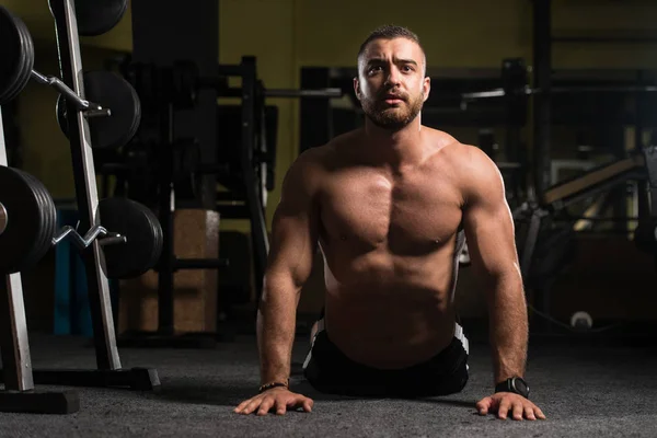 Fitness Man sträcker på golvet — Stockfoto