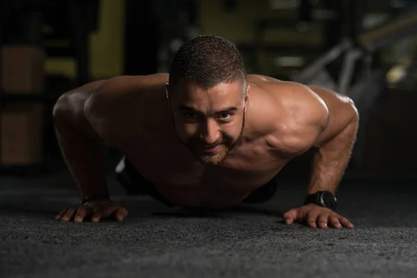 Modell som utövar Push Ups — Stockfoto