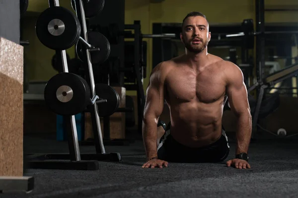 Hombre saludable se estira en el suelo — Foto de Stock