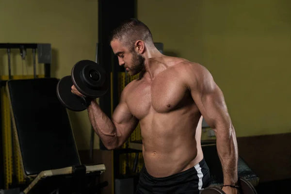 Ejercicio de bíceps con sombrillas en un gimnasio —  Fotos de Stock