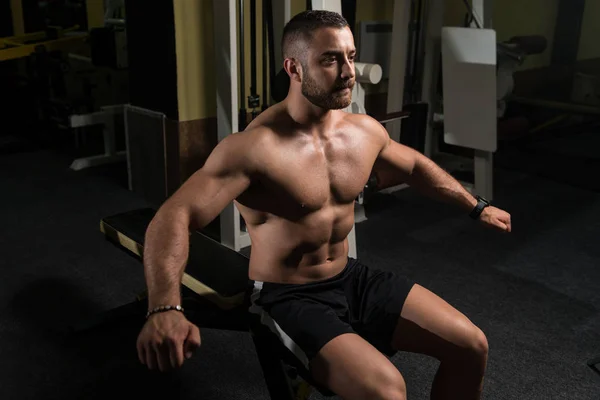 Bir spor salonunda egzersiz Dumbbells ile omuz — Stok fotoğraf