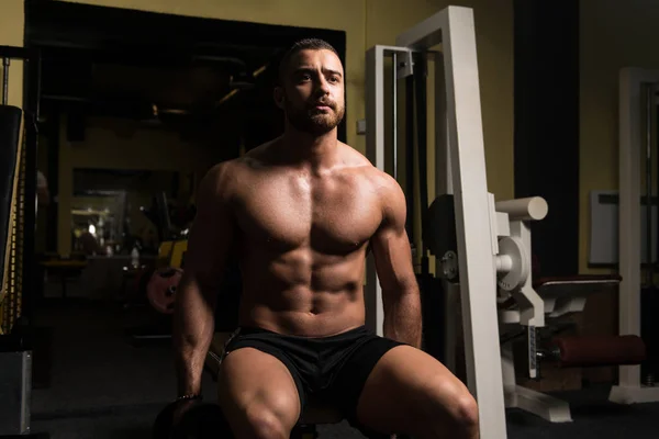 Muskulös Man efter träning i Gym — Stockfoto