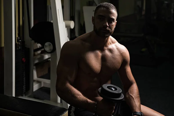 Atractivo joven Descansando en el gimnasio Afther Ejercicio —  Fotos de Stock