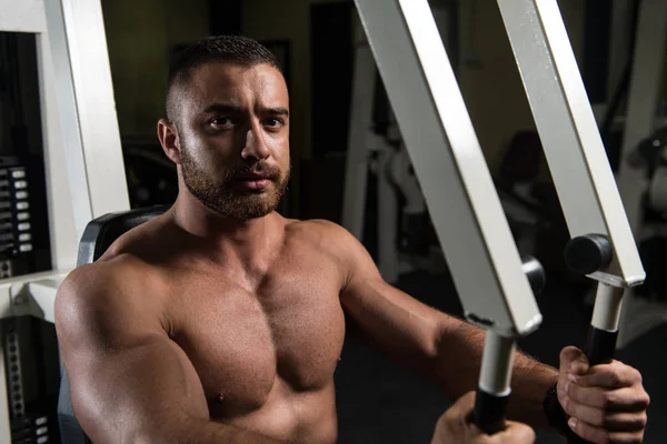 Hombre Fitness Ejercitando el Pecho en el Gimnasio —  Fotos de Stock