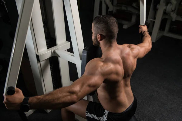 Sportler macht Krafttraining für den Rücken — Stockfoto