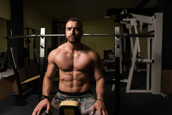 Homem muscular após o exercício descansando no ginásio — Fotografia de Stock