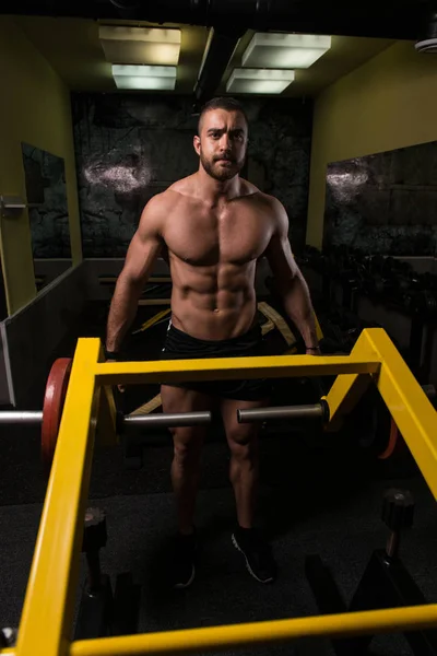 Modelo muscular fazendo exercício de peso pesado para Trapezius — Fotografia de Stock