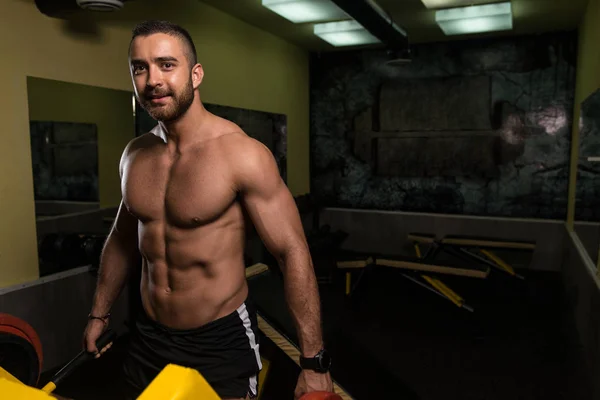 Muscular Model Doing Heavy Weight Exercise For Trapezius — Stock Photo, Image