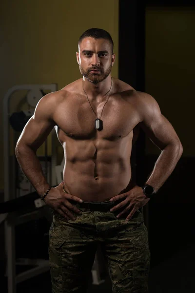 Retrato de um homem muscular em calças do exército — Fotografia de Stock
