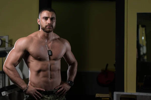 Retrato de um homem de fitness em calças do exército — Fotografia de Stock