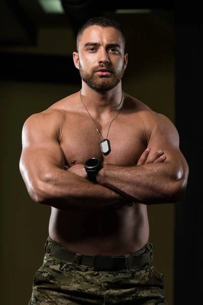 Porträtt av en Fitness Man i armén byxor — Stockfoto