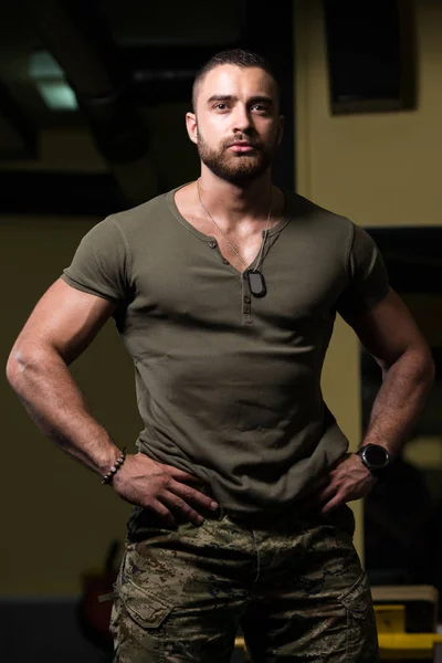 Retrato de um homem muscular em camisa verde — Fotografia de Stock