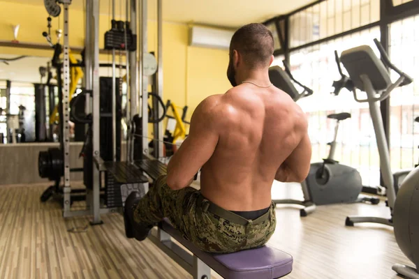 Spor salonunda egzersiz vücut geliştirmeci — Stok fotoğraf