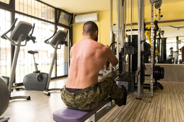 Hombre muscular haciendo ejercicio de peso pesado para la espalda —  Fotos de Stock