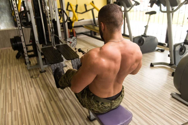 Atleet doen zwaar gewicht oefening voor rug — Stockfoto