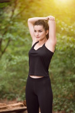 Çekici kadın spor ve spor öncesinde geriniyor.