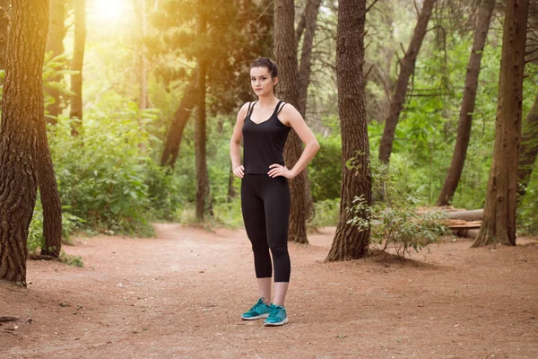 Retrato de un atleta corriendo por el sendero del bosque — Foto de Stock