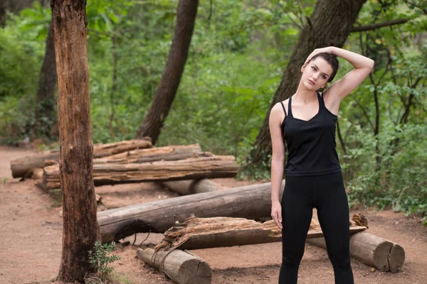 Mujer atractiva estirándose antes de la aptitud y el ejercicio — Foto de Stock