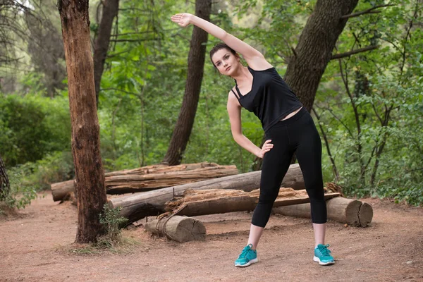 Привлекательная женщина растягивается перед фитнесом и упражнениями — стоковое фото