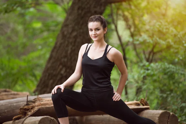 Mujer Fitness Estiramiento En Bosque Bosque Área — Foto de Stock