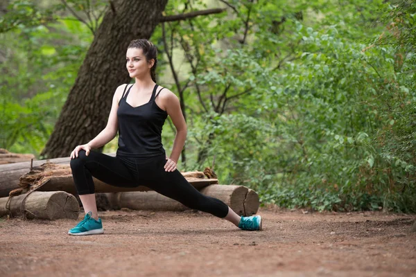 Ejercicio de estiramiento al aire libre — Foto de Stock