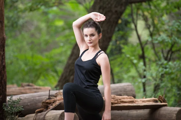 Joven chica rayando sus piernas antes de correr al aire libre —  Fotos de Stock