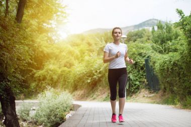 Güzel bir günde açık havada çalışan genç kadın