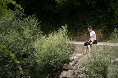 açık havada spor yaptıktan sonra istirahat kadın