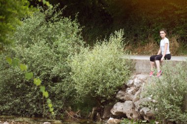 kadın atlet dinlenme odaklı