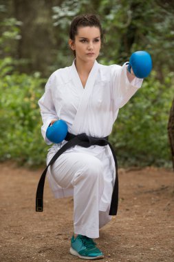 Savaşçı kadın parkta meditasyon