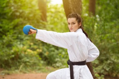 siyah kuşak karate uzmanı ile mücadele duruş