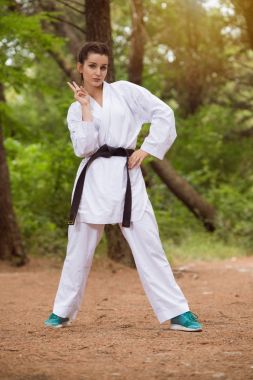 Park geleneksel Kimono giymiş genç kadın