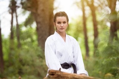 Onun Karate hamle pratik sonra istirahat kadın