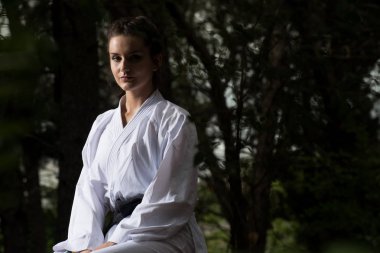 Onun Karate hamle pratik sonra istirahat kadın