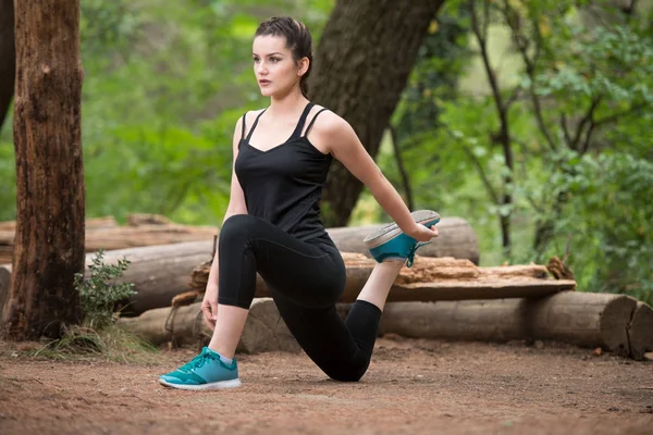 Mujer Fitness Estiramiento En Bosque Bosque Área — Foto de Stock