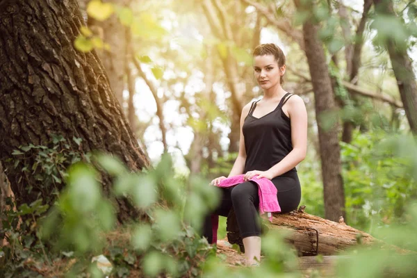 kadın atlet dinlenme odaklı