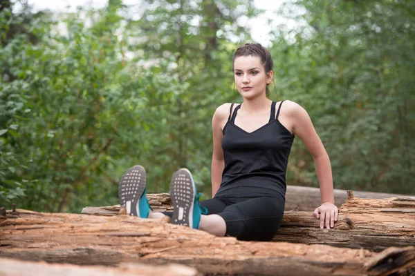 Mujer joven Ejercicio al aire libre en un día encantador —  Fotos de Stock