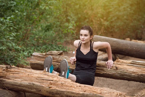 Здоровый фитнес-женщина упражнения на открытом воздухе — стоковое фото
