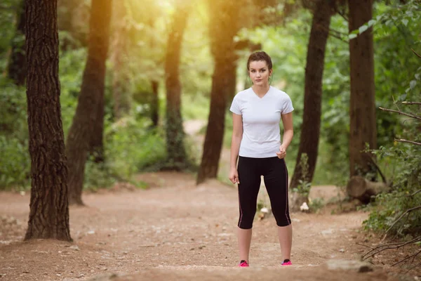 Retrato de una chica en forma corriendo al aire libre — Foto de Stock