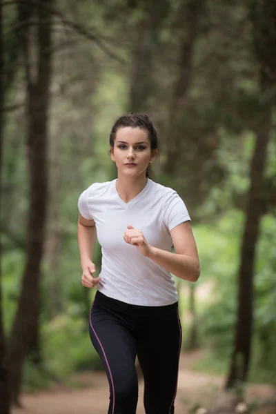 Fitness saludable mujer corriendo al aire libre — Foto de Stock