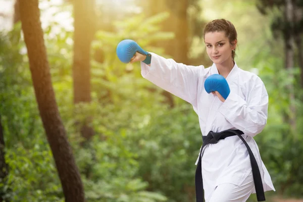 Bojovník Karate bílé v parku — Stock fotografie