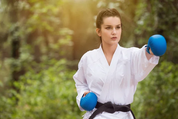 Mladá žena oblečená v tradiční Kimono v parku — Stock fotografie