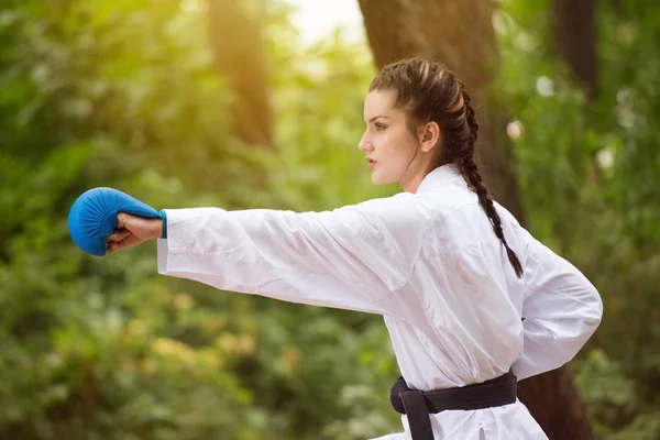 Donna in bianco formazione karate a parco — Foto Stock