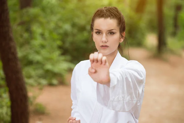 Combattante femme médite au parc — Photo